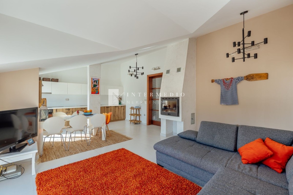 Izdaje se trosoban stan površine 130 m² u Đenovićima