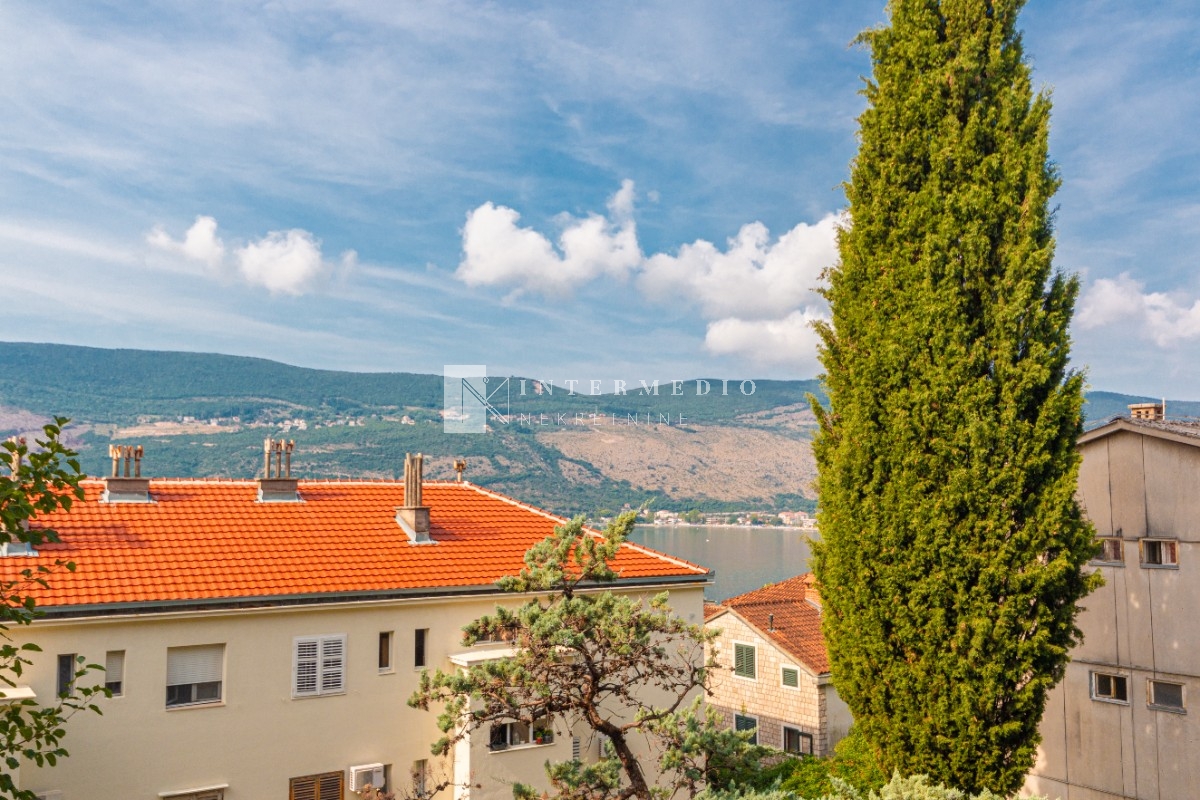 Na prodaju stan 66m², ispod magistrale, djelimičan pogled na more – udaljenost od mora 300m