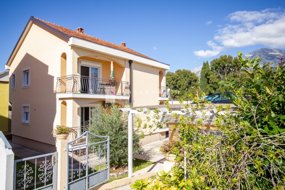 Dvospratna kuća sa apartmanom na prodaju – Igalo, 500m od mora