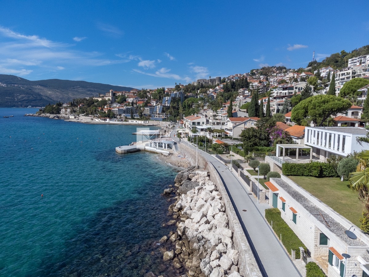 For sale: Savina – waterfront house!
