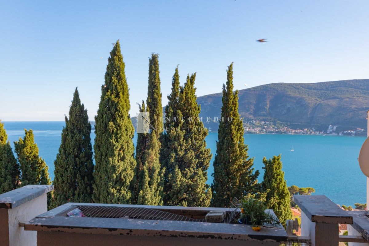 Komforan jednosoban stan sa pogledom na more, Crveni Krst