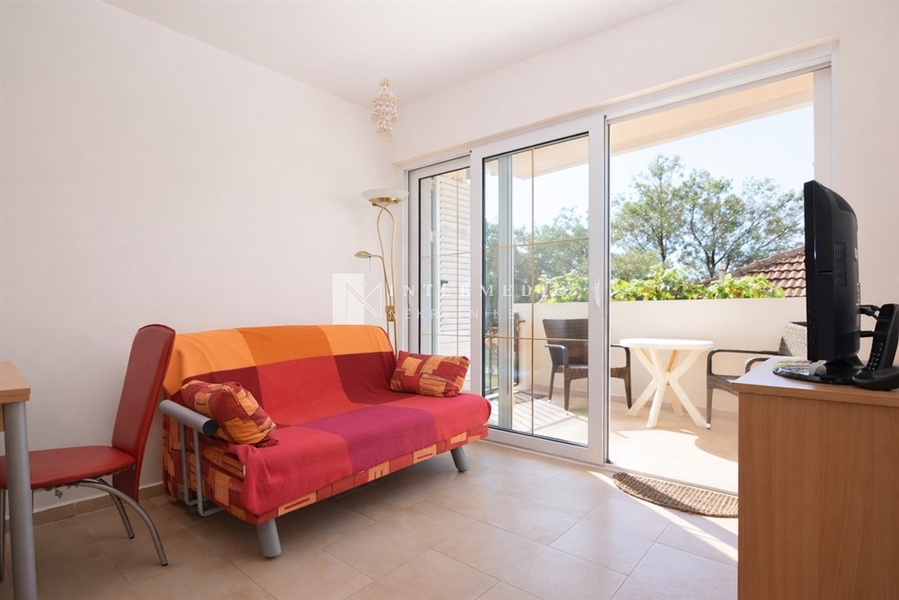 One-Bedroom apartment 33m2 with Terrace and Garden, 10m from the Sea, Savina
