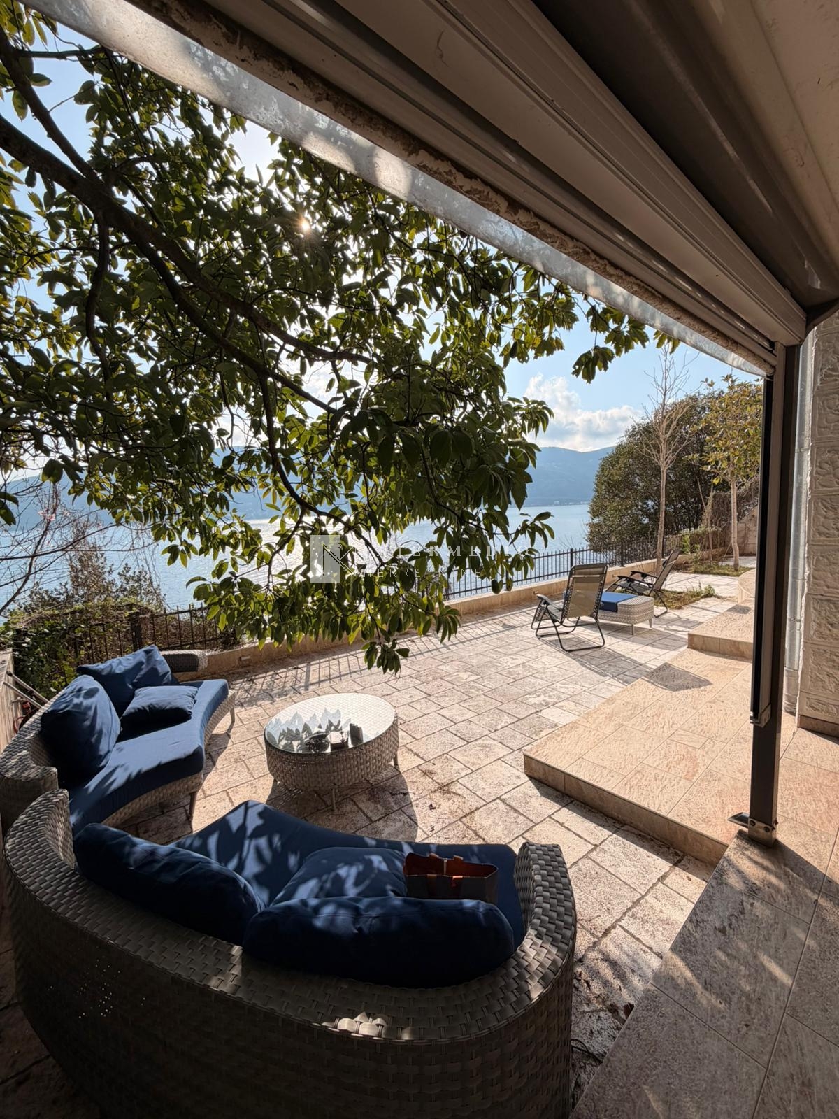 Prodaje se luksuzan trosoban stan sa dvorištem i pogledom na more – Škver, Herceg Novi