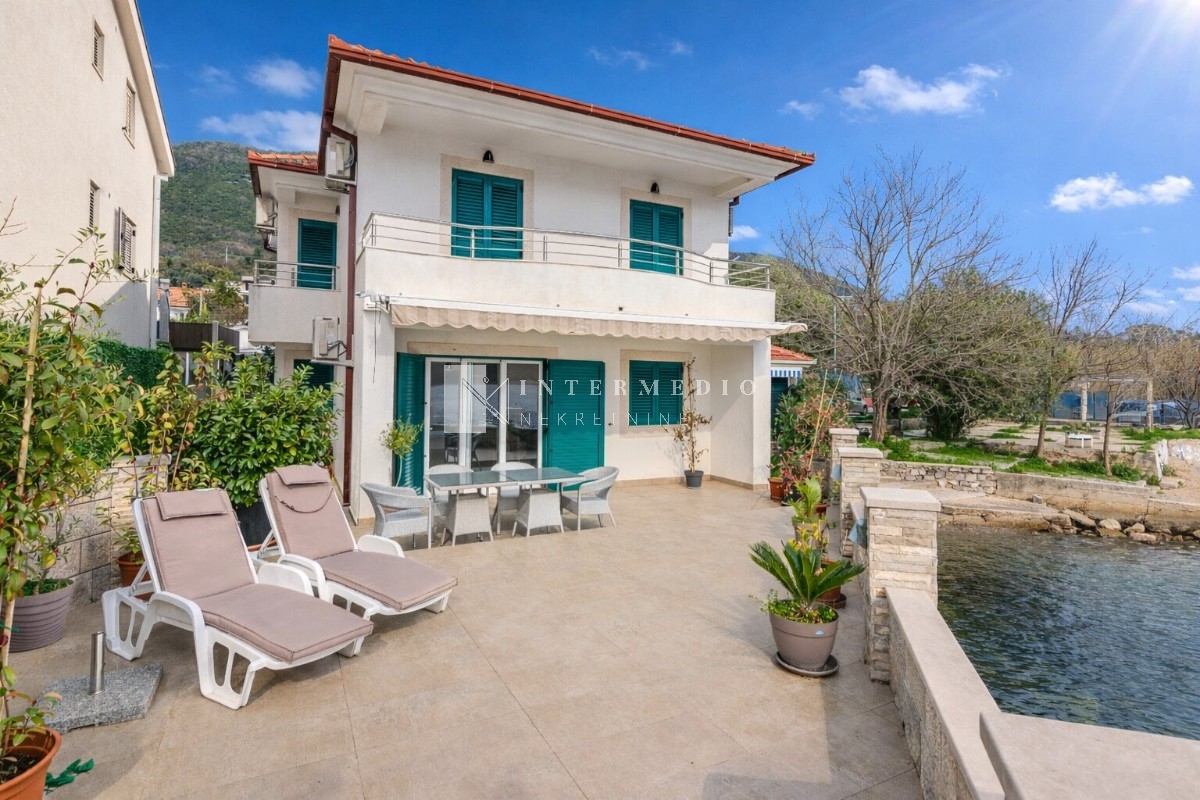 Prodaja kuće u Kumboru – prvi red do mora