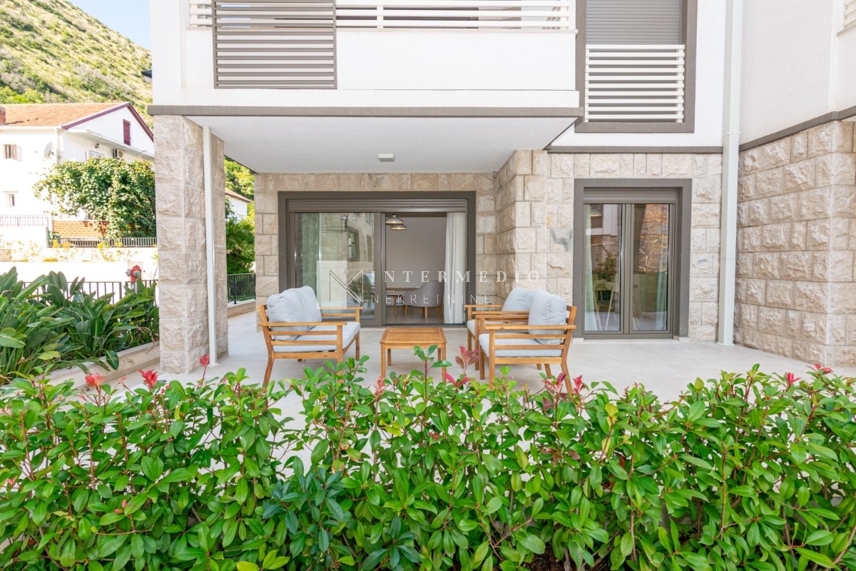 Dvosoban stan sa dvorištem u Igalu, Herceg Novi – moderan kompleks sa bazenom