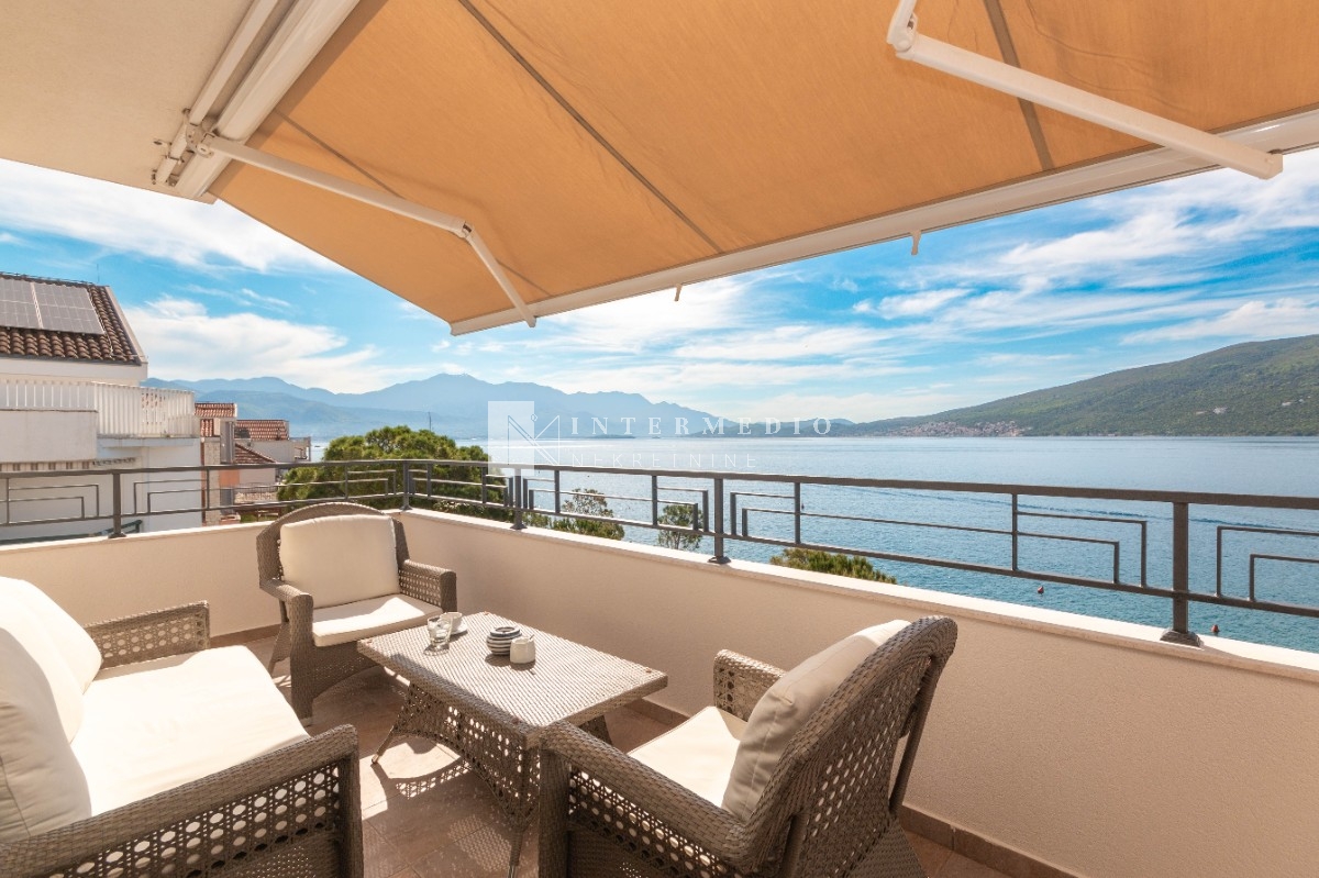 Two-Bedroom Apartment First Line to the Sea – Đenovići