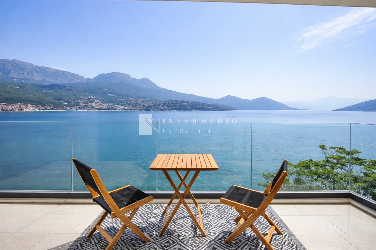 Dvosoban stan u luksuznoj vili u neposrednoj blizini mora – Njivice, Herceg Novi