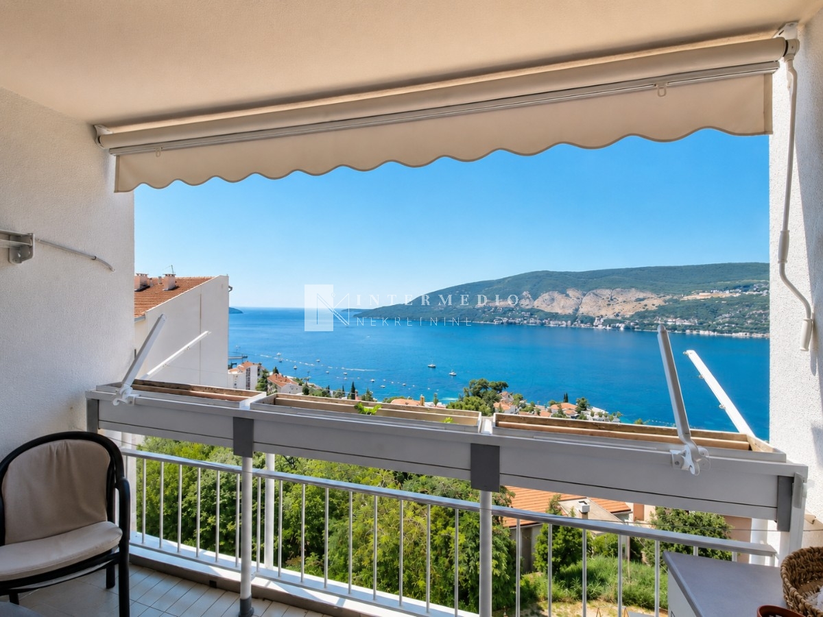 Izdaje se namješten dvosoban stan od 74 m² u Toploj 2, Herceg Novi