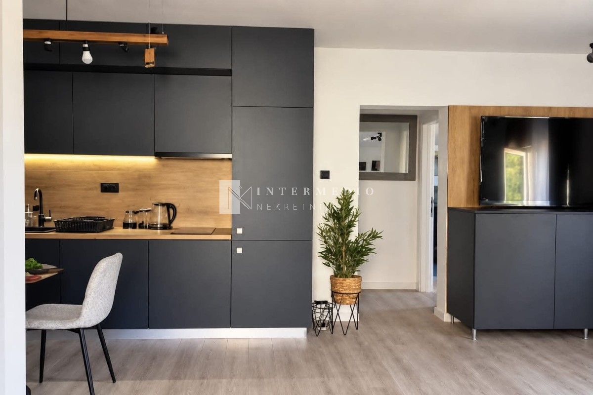 Renoviran dvosoban stan na Podima, Herceg Novi – 67 m²