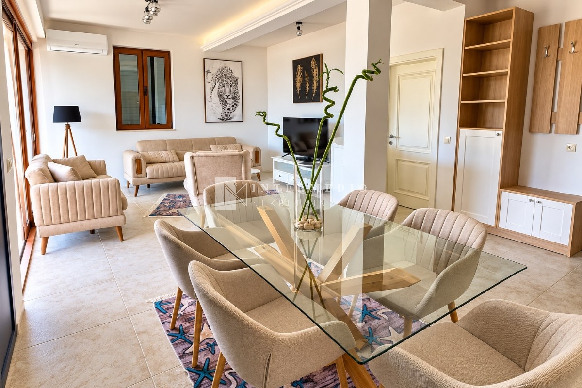 Izdavanje dvosobnog stana u Đenovićima – 74 m², bazen i garaža