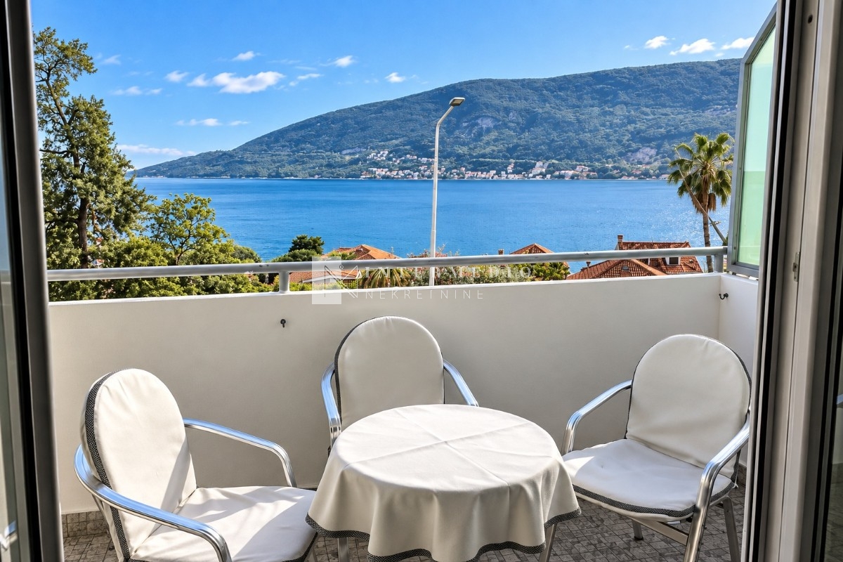Izdavanje jednosobnog stana na Toploj 1, Herceg Novi – terasa sa pogledom na more