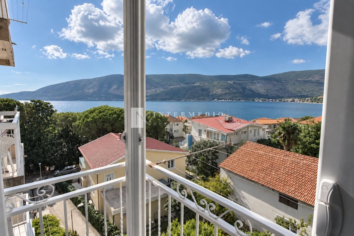 Dvosoban stan na prodaju na Toploj 1, Herceg Novi – 57 m², pogled na more