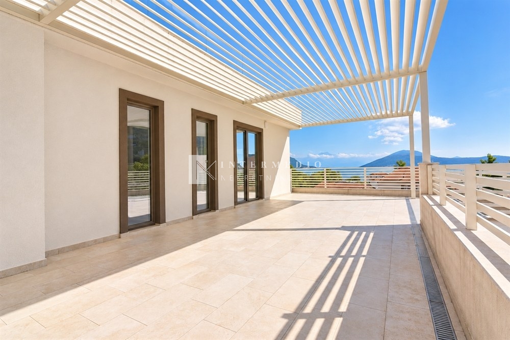Dvosoban stan na prodaju u Igalu, Herceg Novi – 116 m², pogled na more i bazen