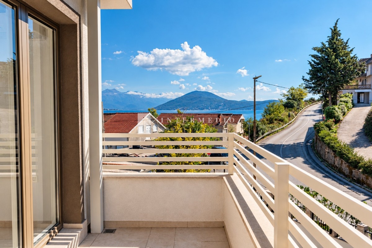 Dvosoban stan na prodaju u Igalu, Herceg Novi – 82 m², velika terasa i pogled na more